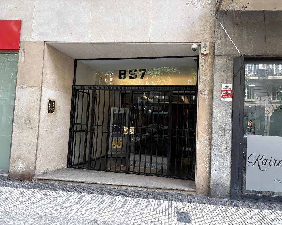 Semipiso 6 Amb con Patio. Doble Dependencia. 170 m². Para Refaccionar. 3