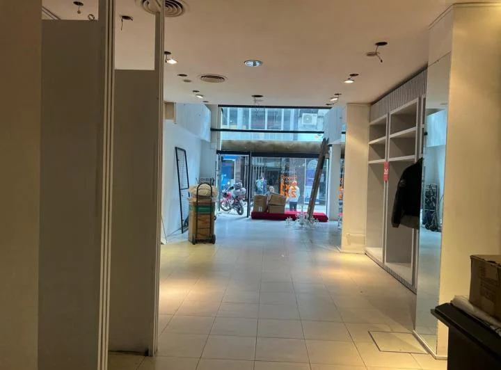 Alquiler de local en microcentro, en Peatonal Lavalle a metros de Florida, amplia vidriera. 3