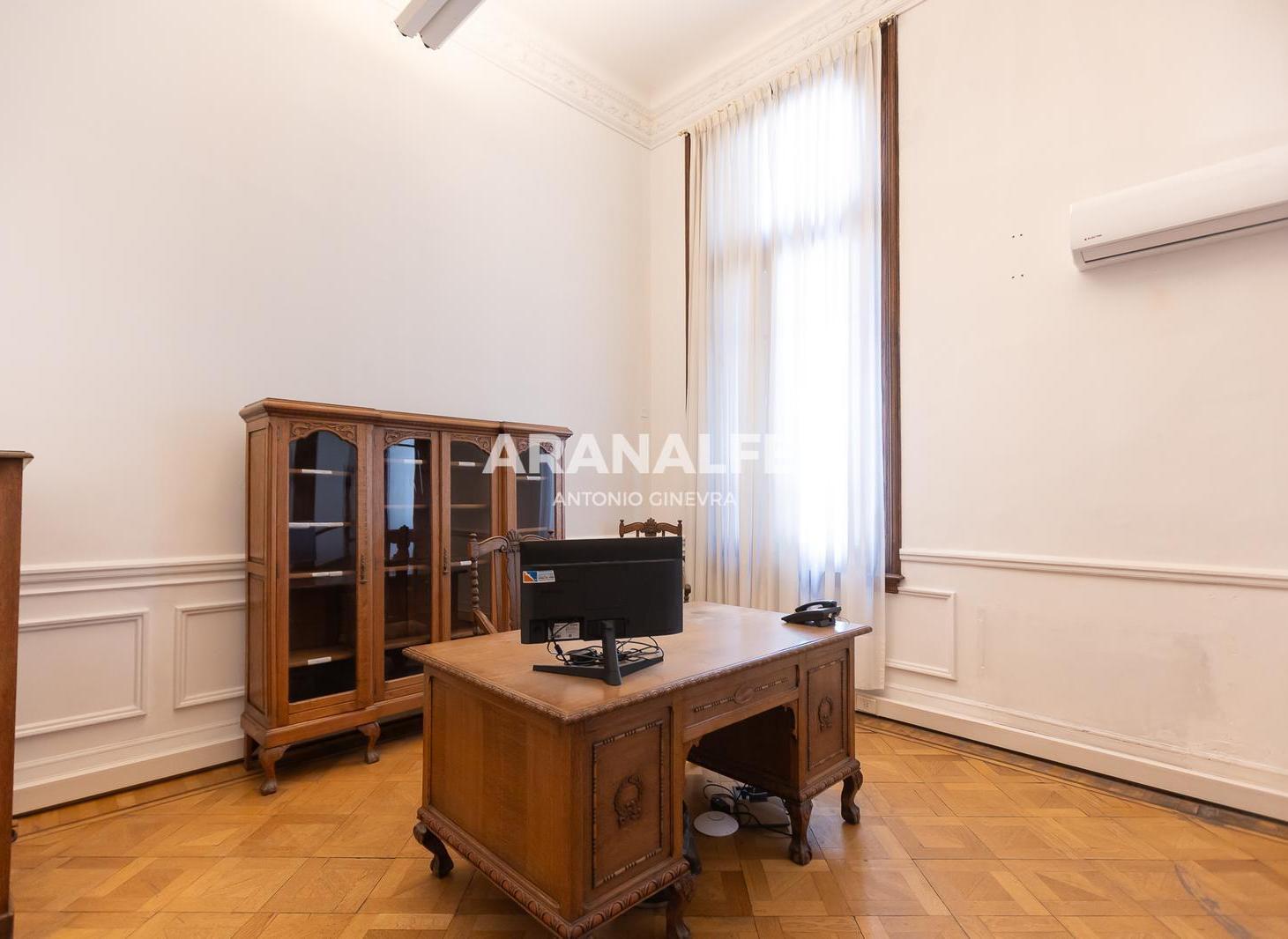 Foto de VENTA OFICINA SAN NICOLAS CON BALCON Y COCHERA, imagen 4