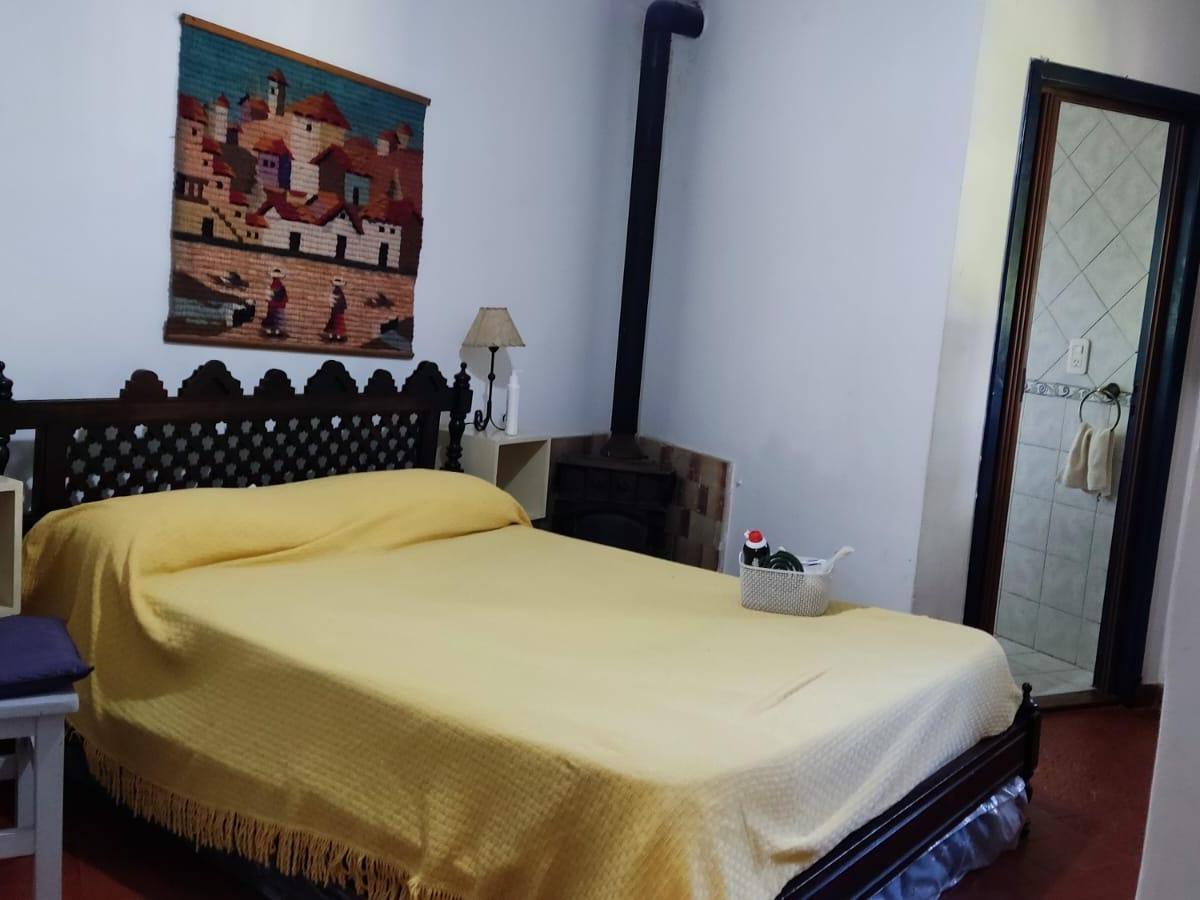 Casa en venta, 4 ambientes, sobre 4 lotes, Villa Udaondo.