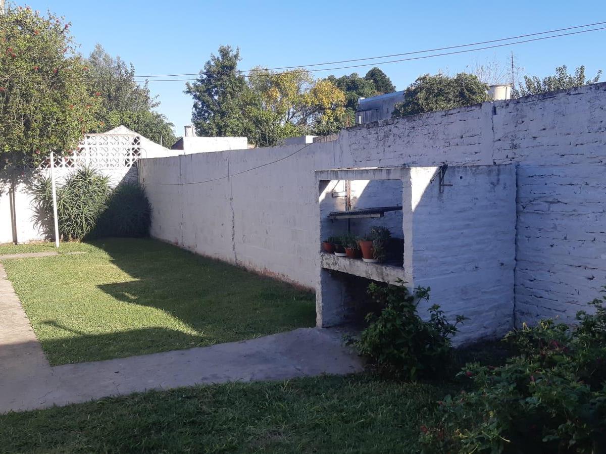 CASA EN VENTA, 3 ambientes más Depto, Villa Udaondo- VENTA CONDICIONADA