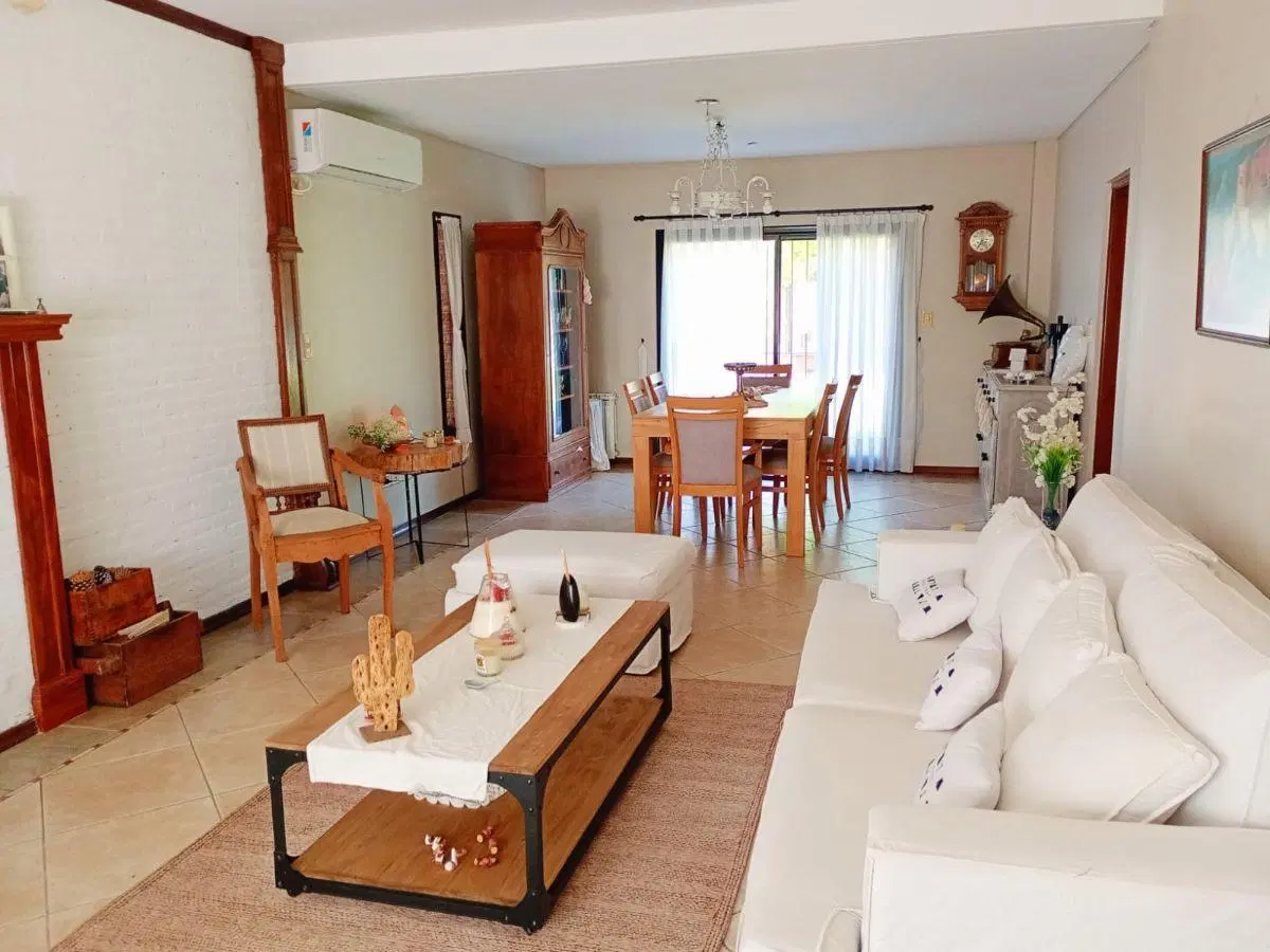 Chalet 6 ambientes en venta, Parque Leloir, quincho, piscina 1