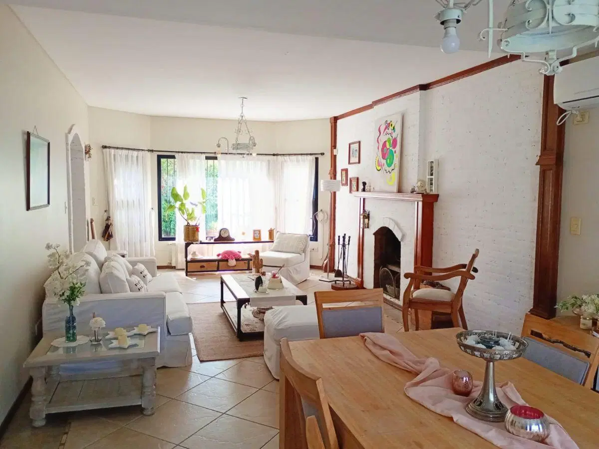 Chalet 6 ambientes en venta, Parque Leloir, quincho, piscina 2