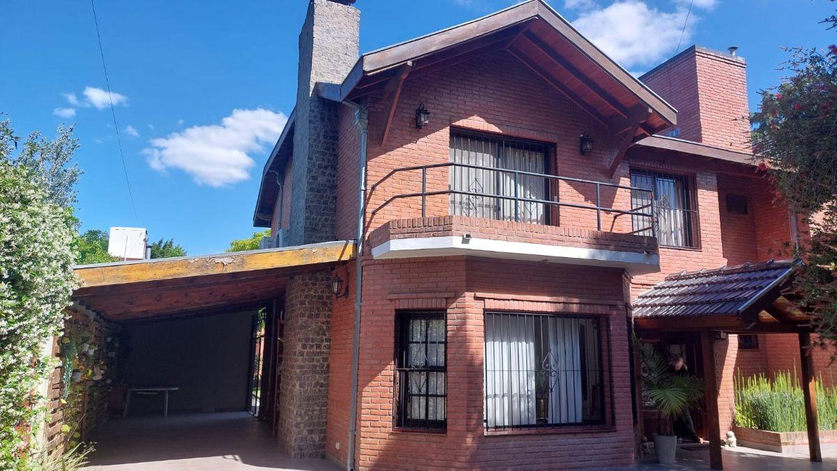 Chalet 6 ambientes en venta, Parque Leloir, quincho, piscina