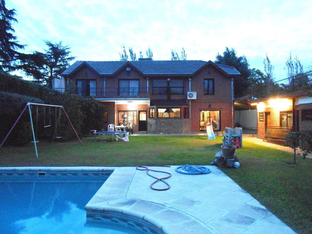 Chalet 6 ambientes en venta, Parque Leloir, quincho, piscina 3