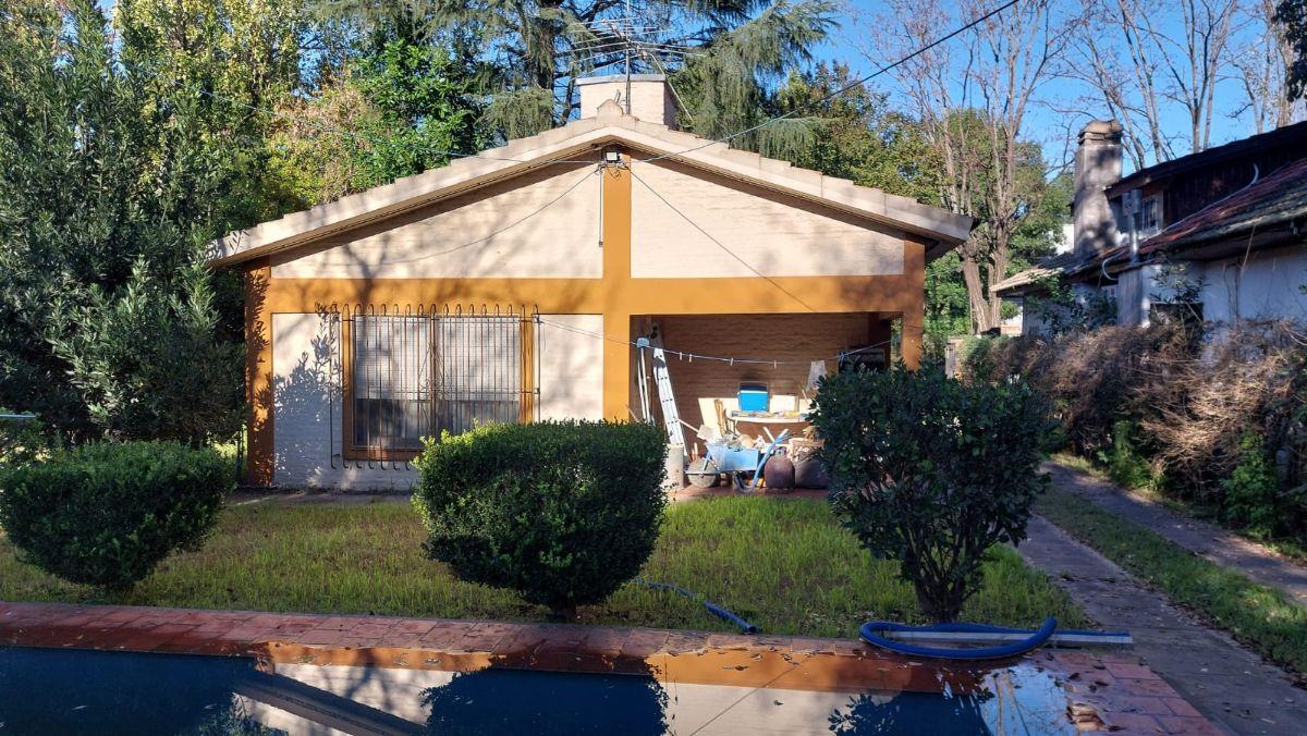 Chalet de 2 ambientes, con piscina y quincho. Apto Crédito. Sobre 2 lotes