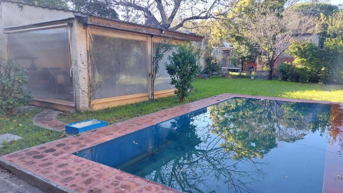 Chalet de 2 ambientes, con piscina y quincho. Apto Crédito. Sobre 2 lotes 5