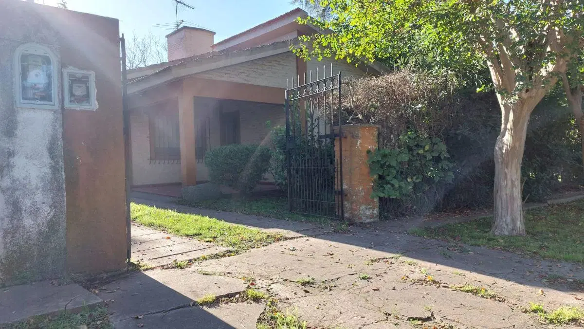 Chalet de 2 ambientes, con piscina y quincho. Apto Crédito. Sobre 2 lotes 7