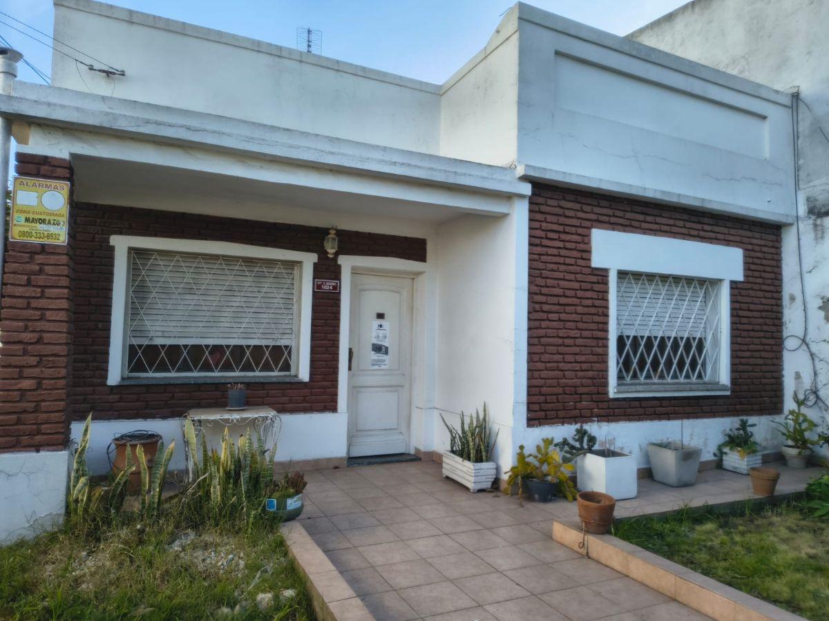 Foto de Casa de 3 ambientes, VENTA, sobre Av. Udaondo, Villa Udaondo, imagen 2