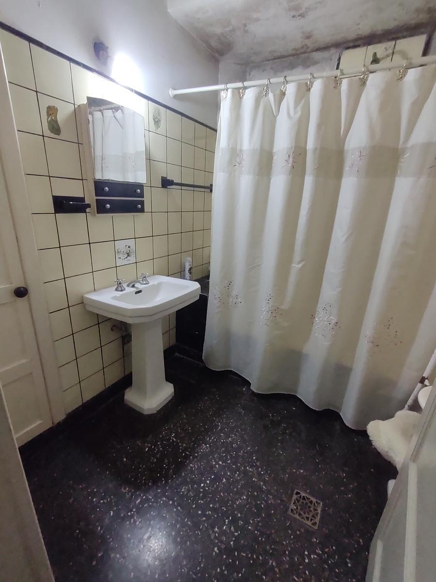 CASA DE 4 AMBIENTES VENTA EN Cabrera 1247 (BANFIELD)