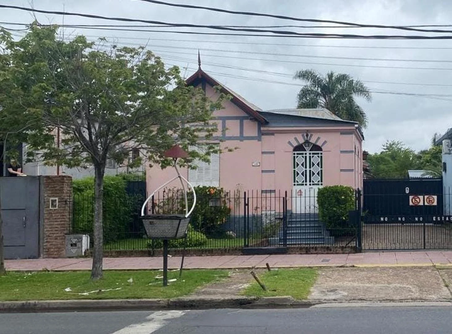 Casa estilo Ingles de 4 amb  con destino comercial