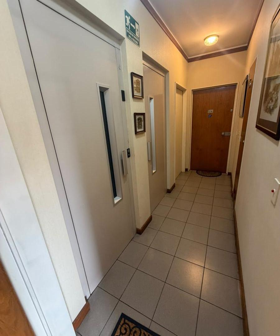 Foto de Departamento semipiso sobre la Avenida Maipú de 3 amb con cochera, imagen 2