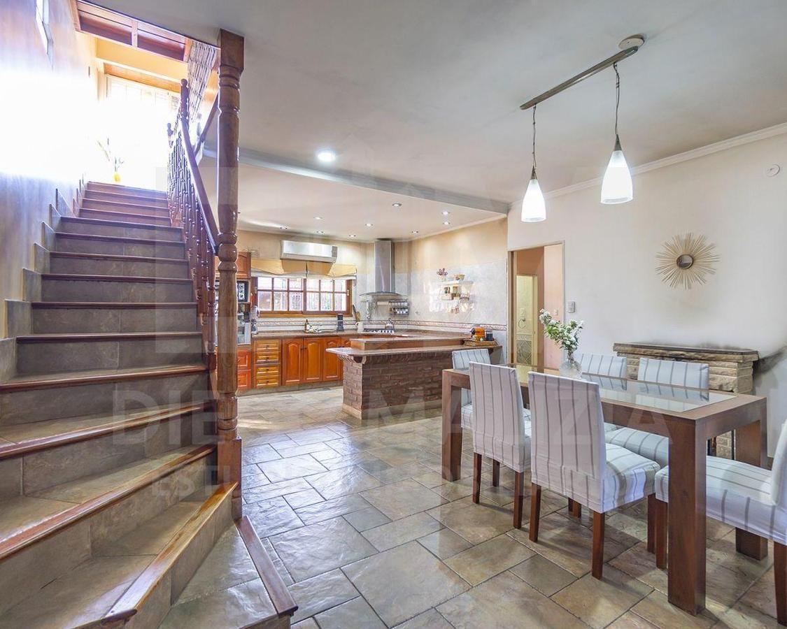 Venta Casa 4 Ambientes en Temperley con Patio y Quincho 1