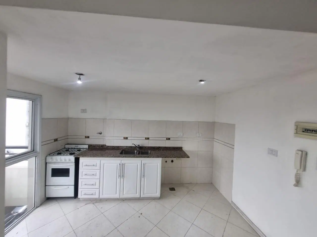Venta departamento 3 ambientes con cochera en Lanús Este 4