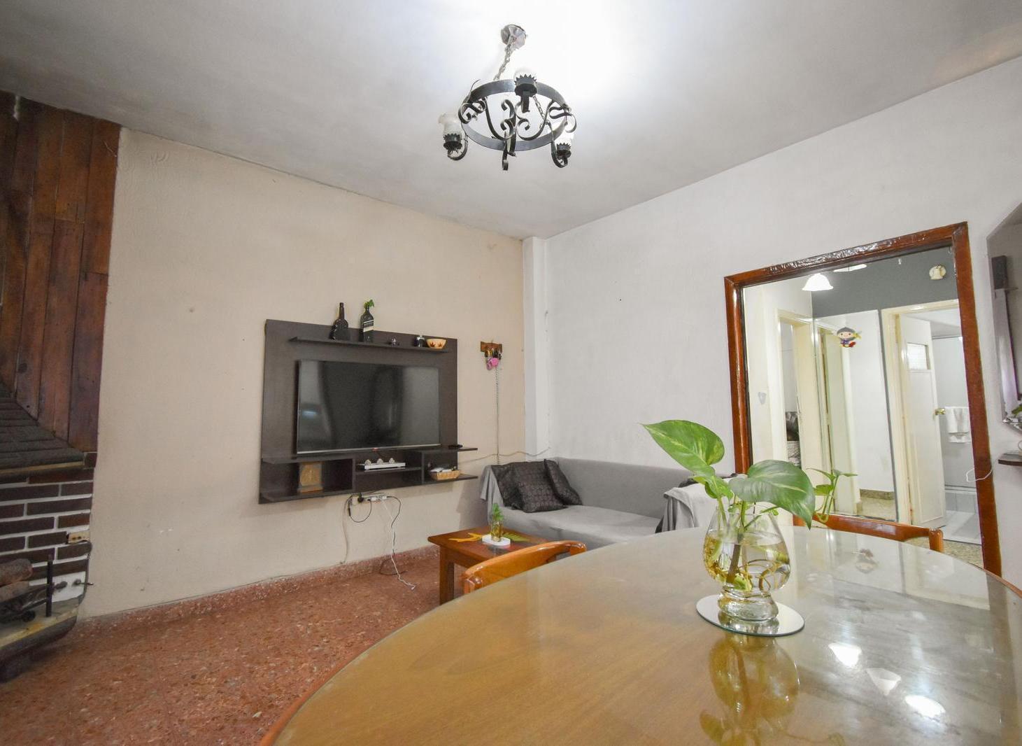 Venta casa 3 ambientes con cochera y terraza en Banfield Este