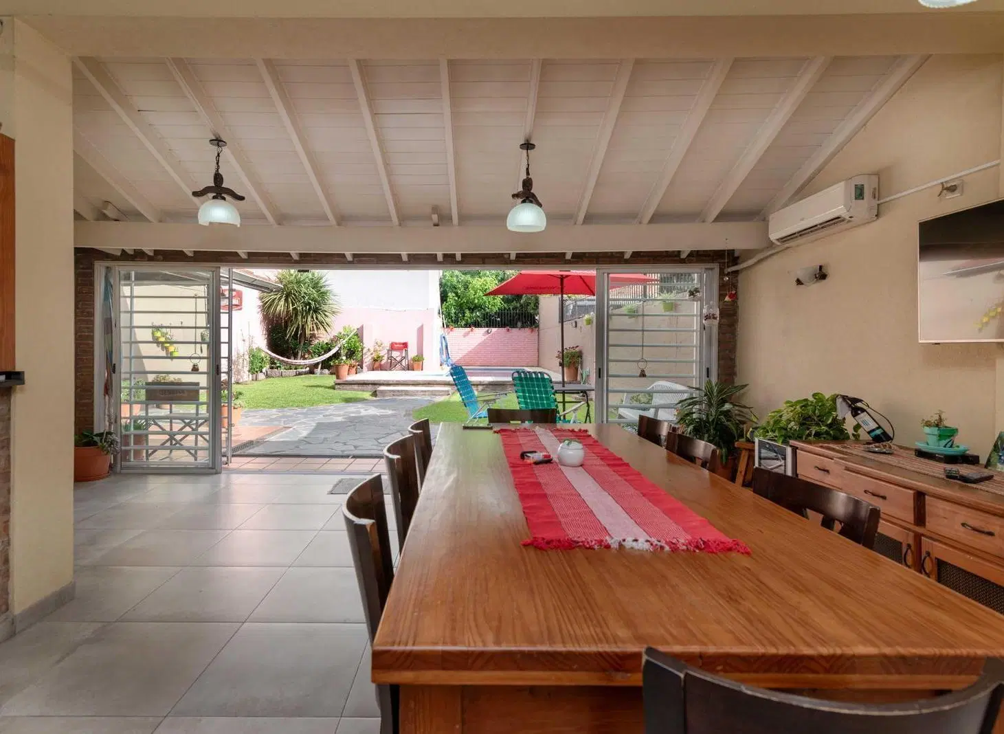 Casa de 4 ambientes con cochera y piscina en Temperley Este 3