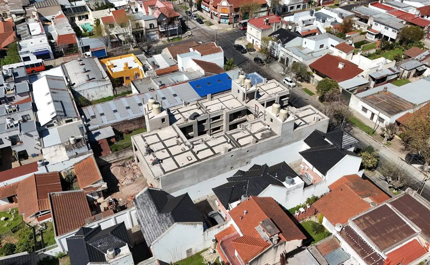 Venta Departamentos dos  y tres ambientes  en construcción en Banfield 5