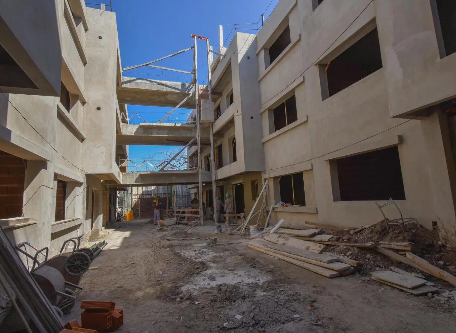 Venta Departamentos dos  y tres ambientes  en construcción en Banfield 4