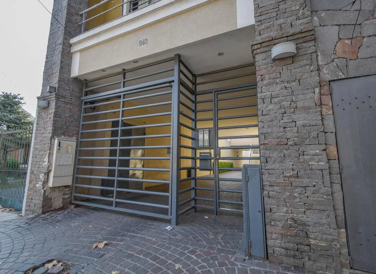 Departamento 3 ambientes con cochera, patio y parrilla en venta en Banfield Oeste 2