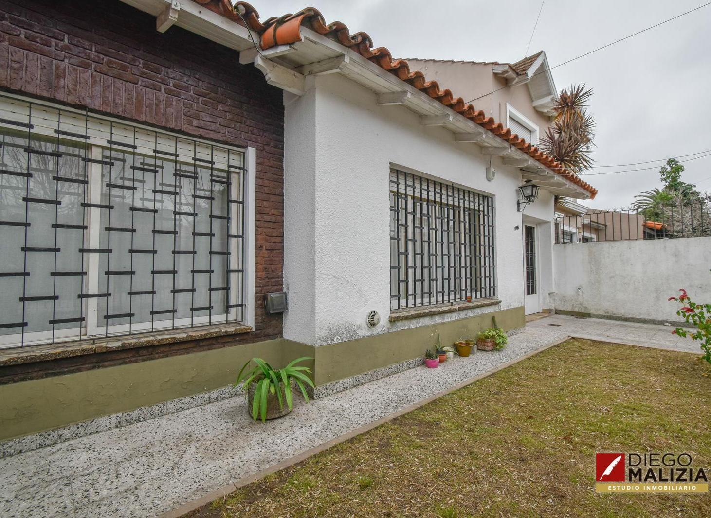 Casa 4 ambientes con cochera cubierta, patio y parrilla en venta en Banfield Este