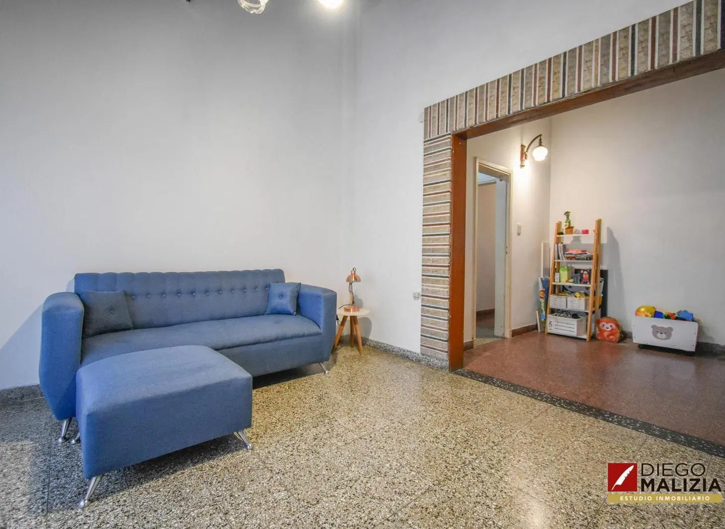 Casa 4 ambientes con cochera cubierta, patio y parrilla en venta en Banfield Este 3