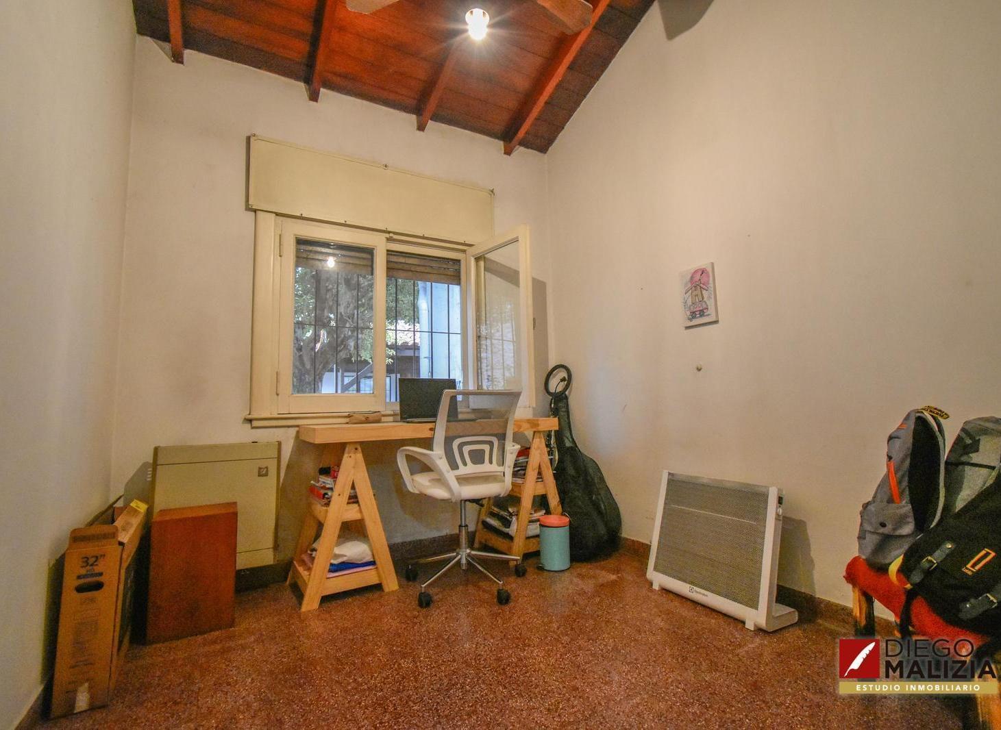 Casa 4 ambientes con cochera cubierta, patio y parrilla en venta en Banfield Este