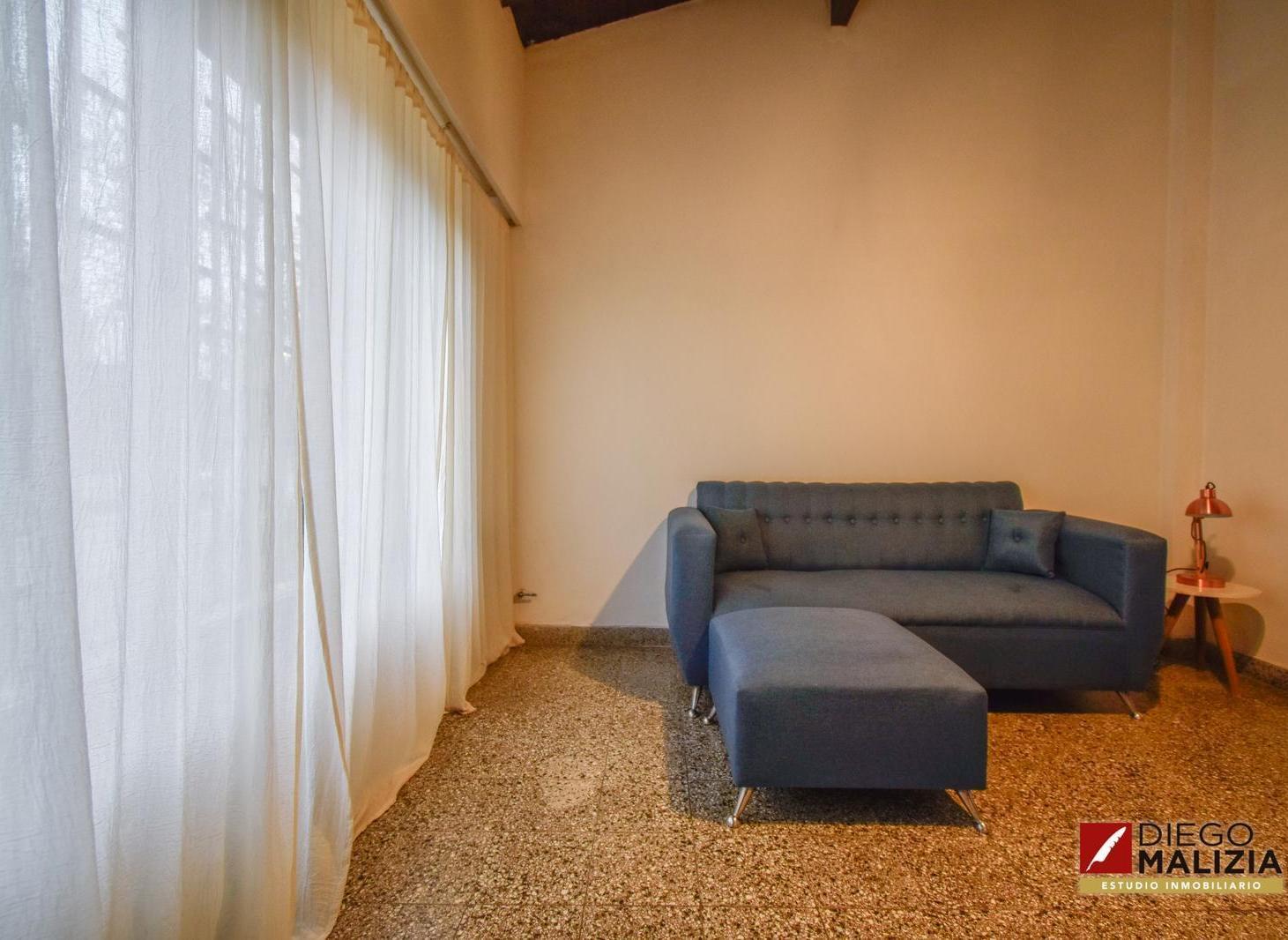 Casa 4 ambientes con cochera cubierta, patio y parrilla en venta en Banfield Este