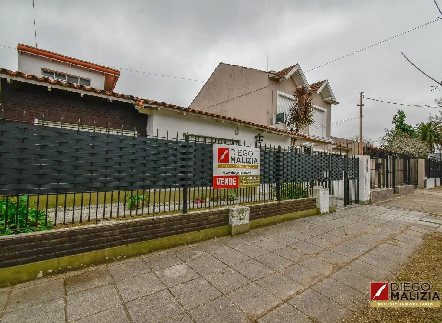 Casa 4 ambientes con cochera cubierta, patio y parrilla en venta en Banfield Este 2