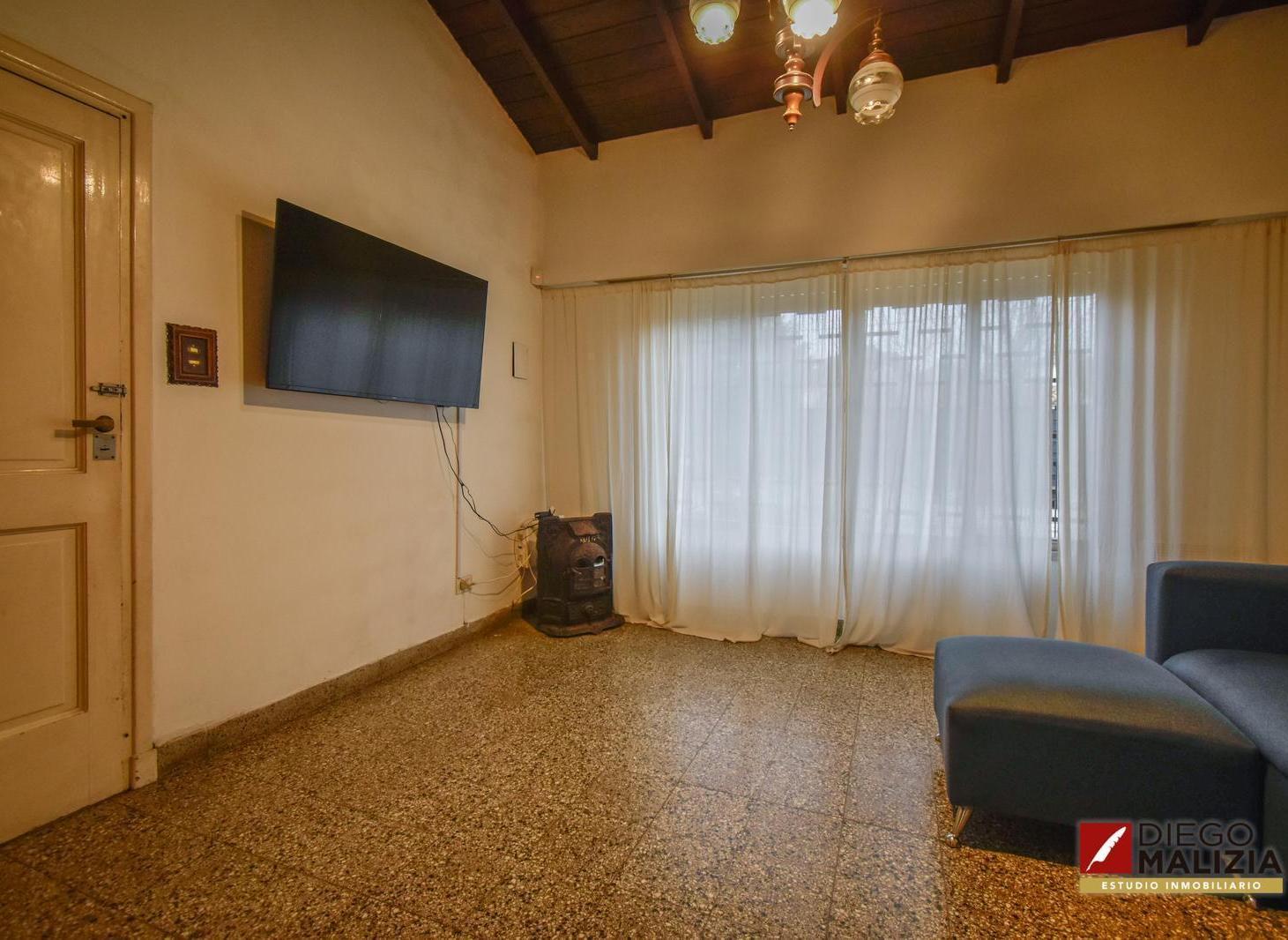 Casa 4 ambientes con cochera cubierta, patio y parrilla en venta en Banfield Este