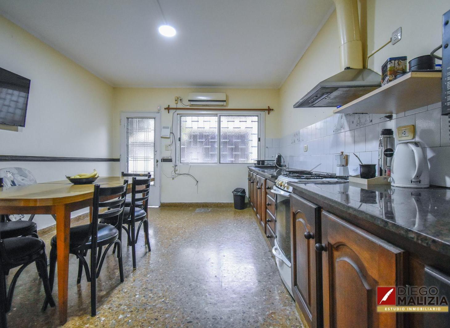 Casa 4 ambientes con cochera cubierta, patio y parrilla en venta en Banfield Este