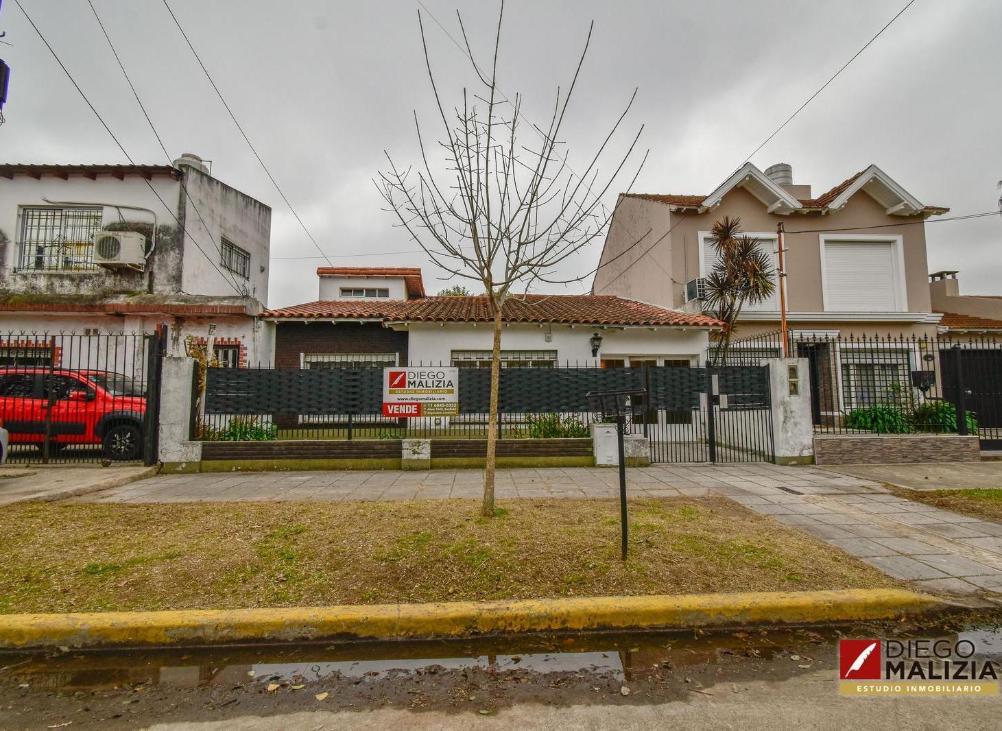 Casa 4 ambientes con cochera cubierta, patio y parrilla en venta en Banfield Este