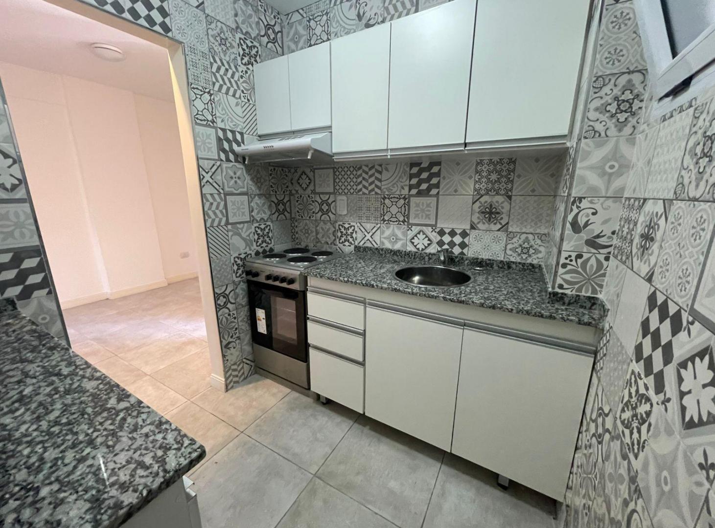 Departamento monoambiente dividido en 2 ambientes con cochera en alquiler en Lomas de Zamora
