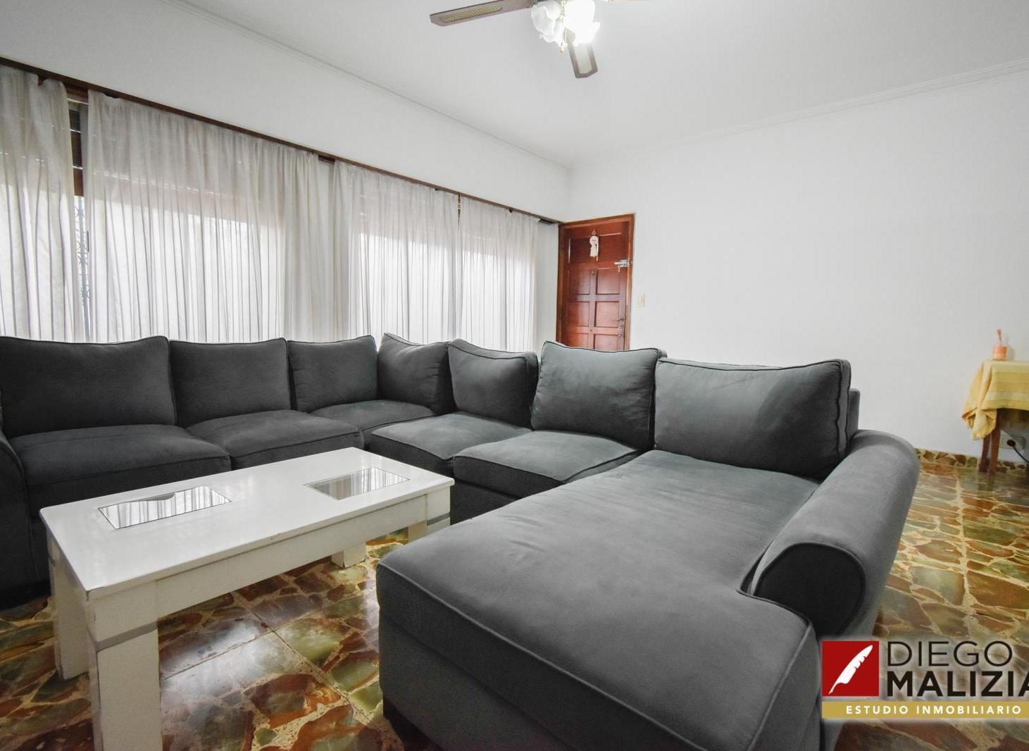 Foto de Casa en venta 5 ambientes con gran parque y quincho en Lomas de Zamora, imagen 2