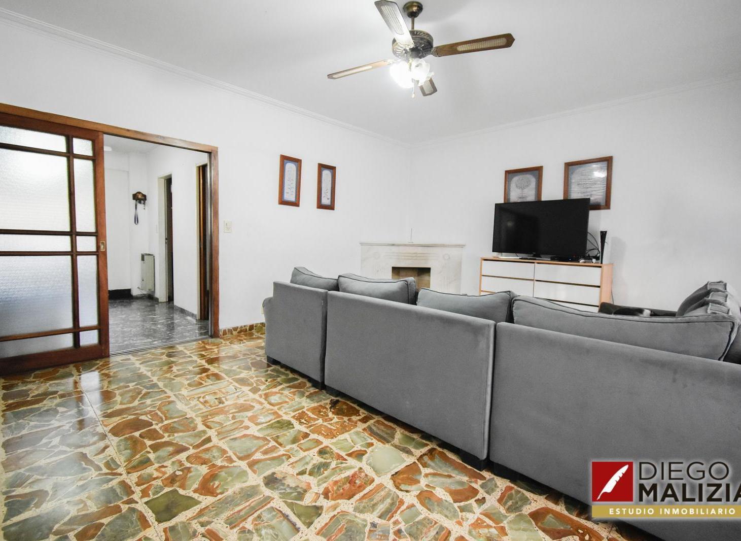 Foto de Casa en venta 5 ambientes con gran parque y quincho en Lomas de Zamora, imagen 1
