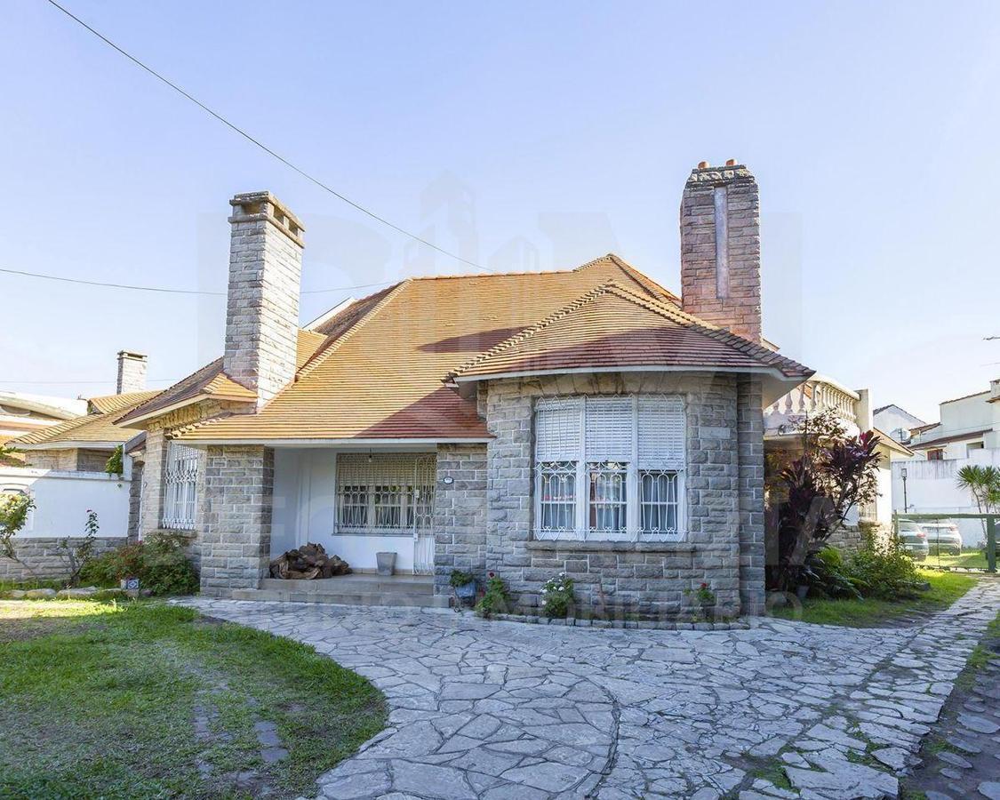 Foto de Venta Casa 5 ambientes en Temperley con cochera y psicina, imagen 1