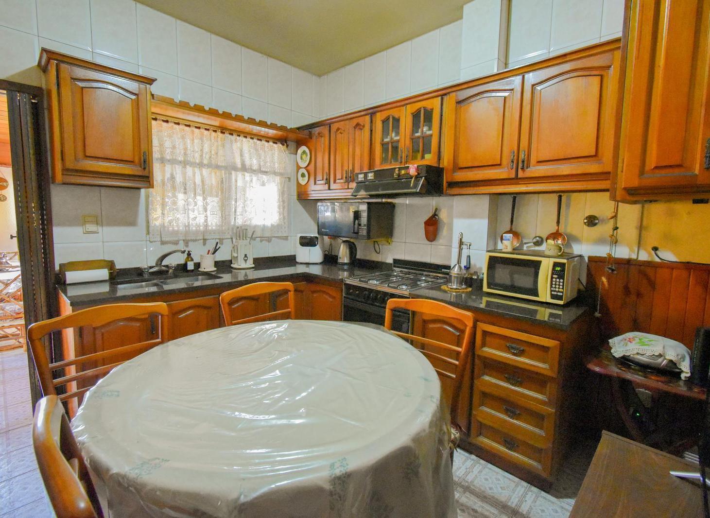 Foto de Venta casa 7 ambientes en Lomas de Zamora con jardín y garaje, imagen 2
