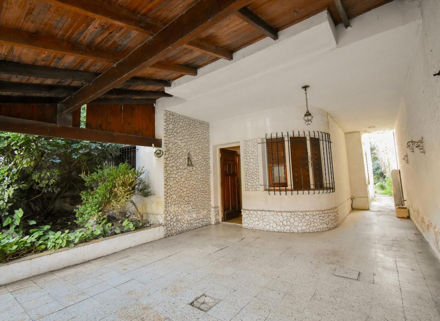Foto de Venta casa 7 ambientes en Lomas de Zamora con jardín y garaje, imagen 1