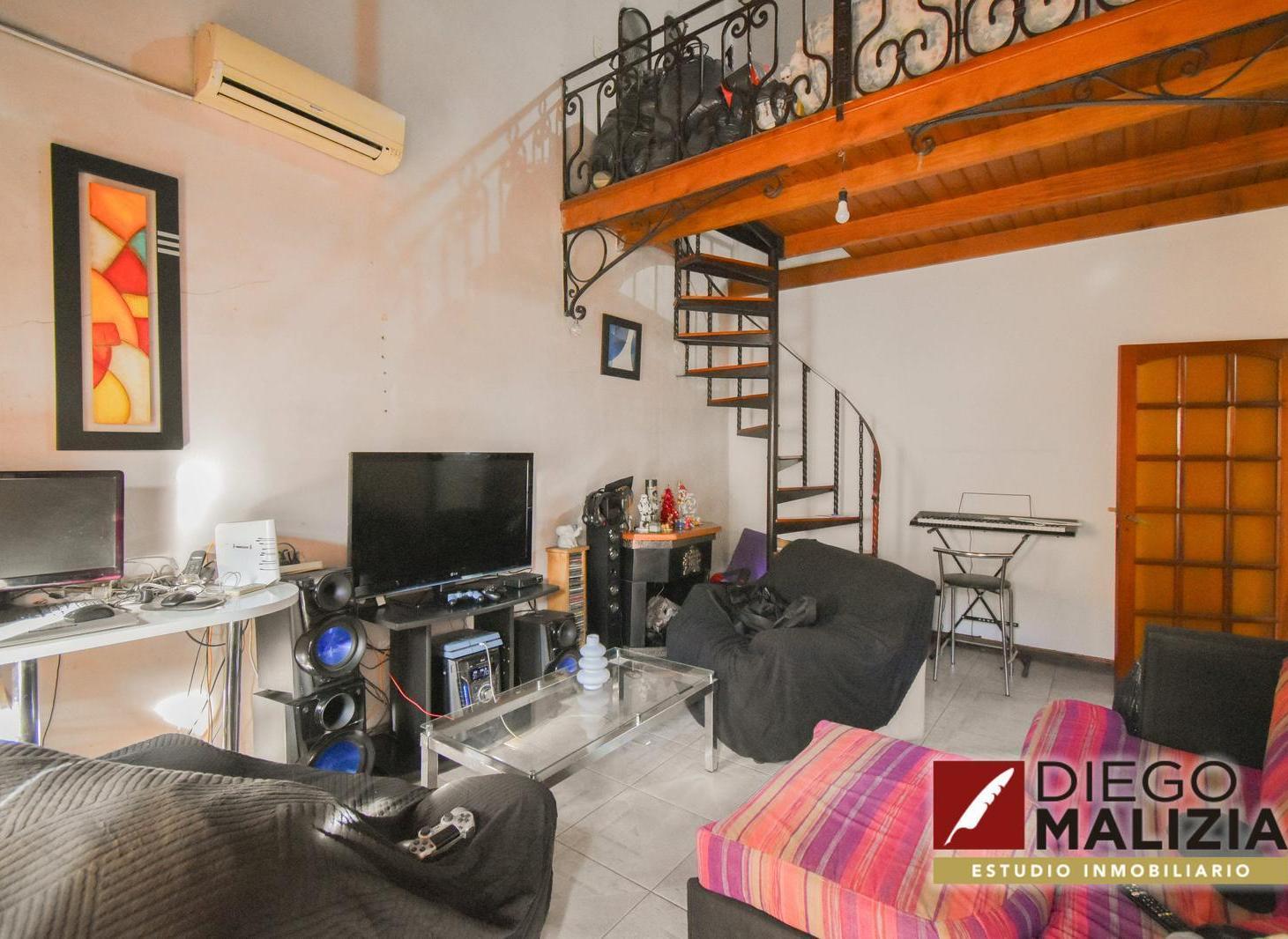Foto de Venta Casa 4 ambientes en Banfield con Jardín y Local comercial, imagen 2
