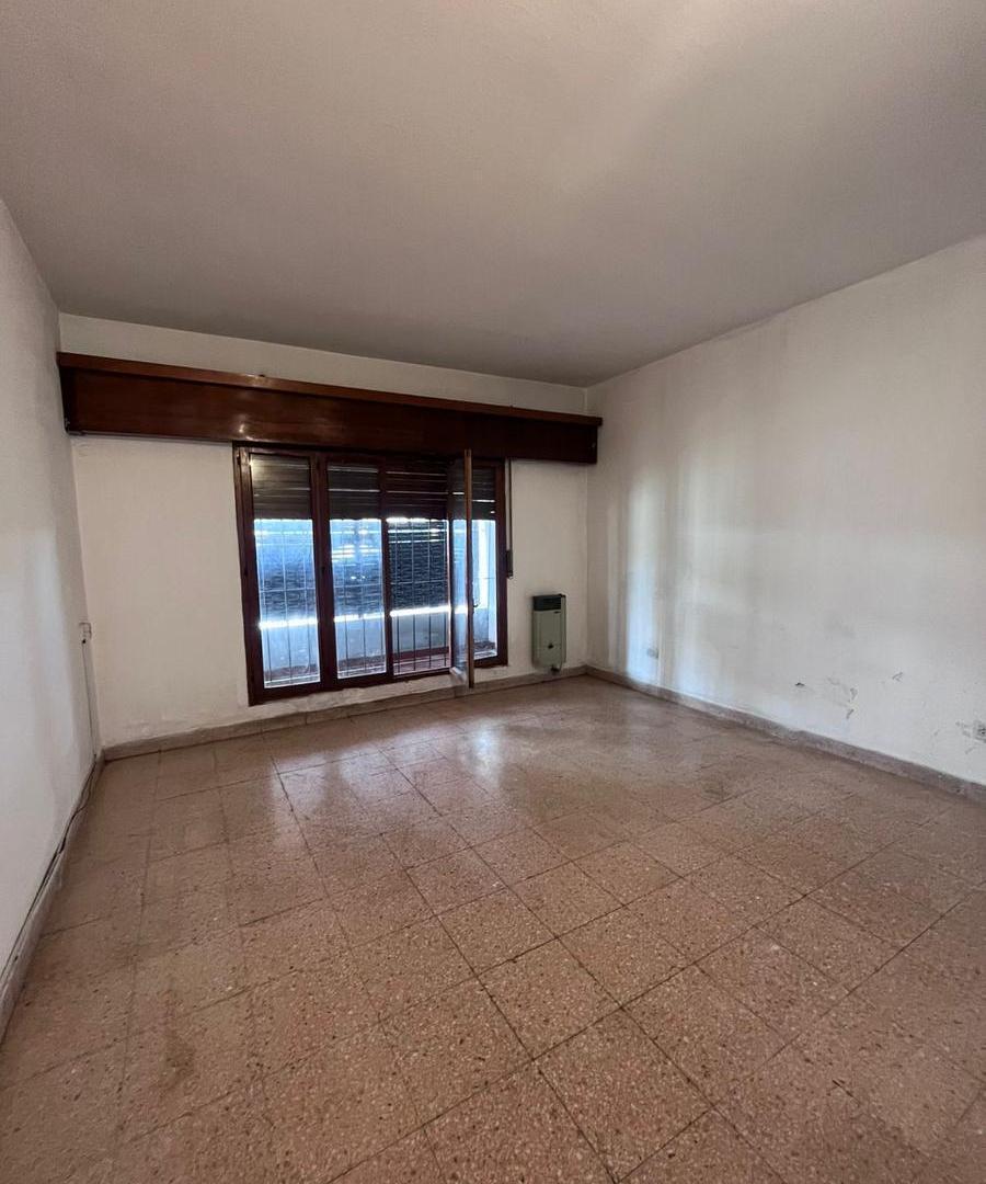 Foto de Casa 3 ambientes con cochera y jardín, imagen 2