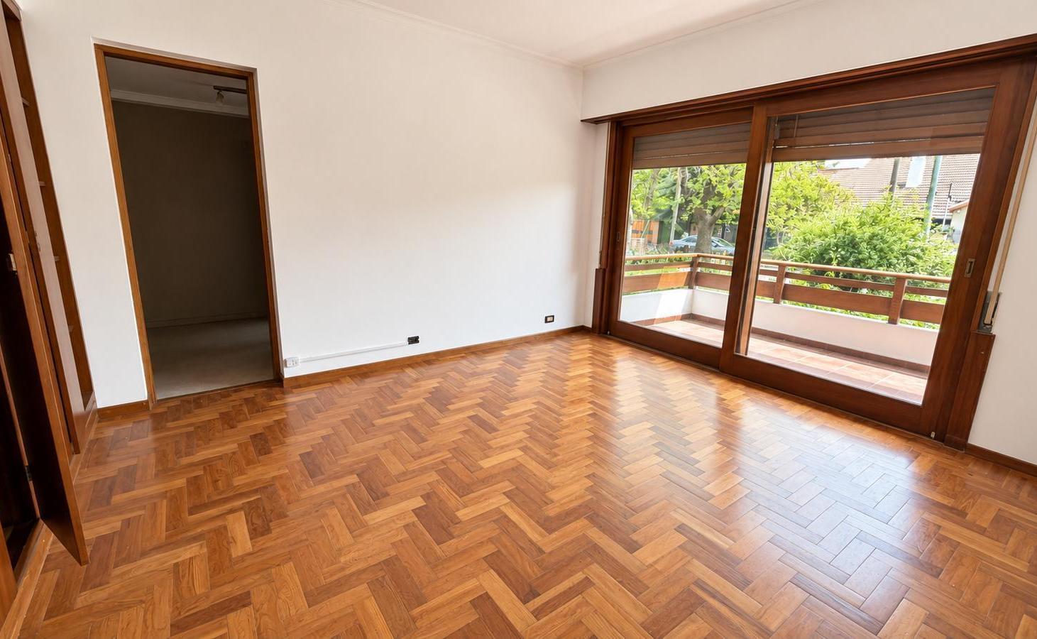 Foto de CHALET 6 ambientes en Ripamontti 30, esquina Av. H. Yrigoyen., imagen 1