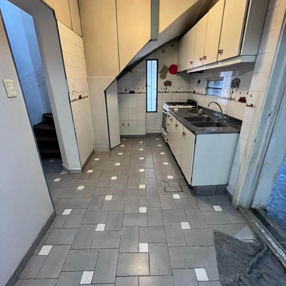 Casa en Venta Dividida en Dos Unidades en El Barrio de Flores. 2
