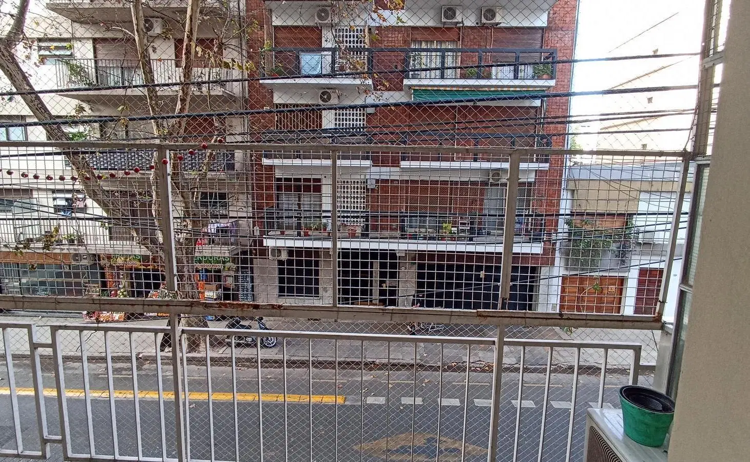 Dpto 4 amb, con 3 baños y dependencia en Flores. 4