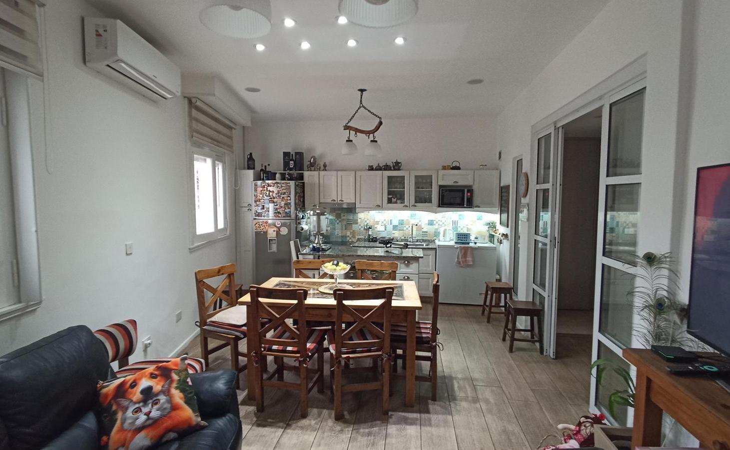 Impecable PH de 3 Ambientes al Frente con Patio – Totalmente Reciclado – Sin Expensas – Flores