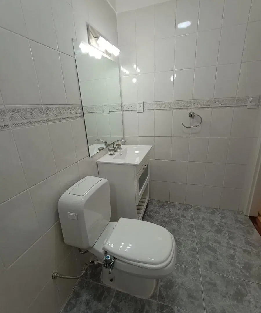 Monoambiente al frente con balcon gde, ideal vivienda o apto profesional. 2