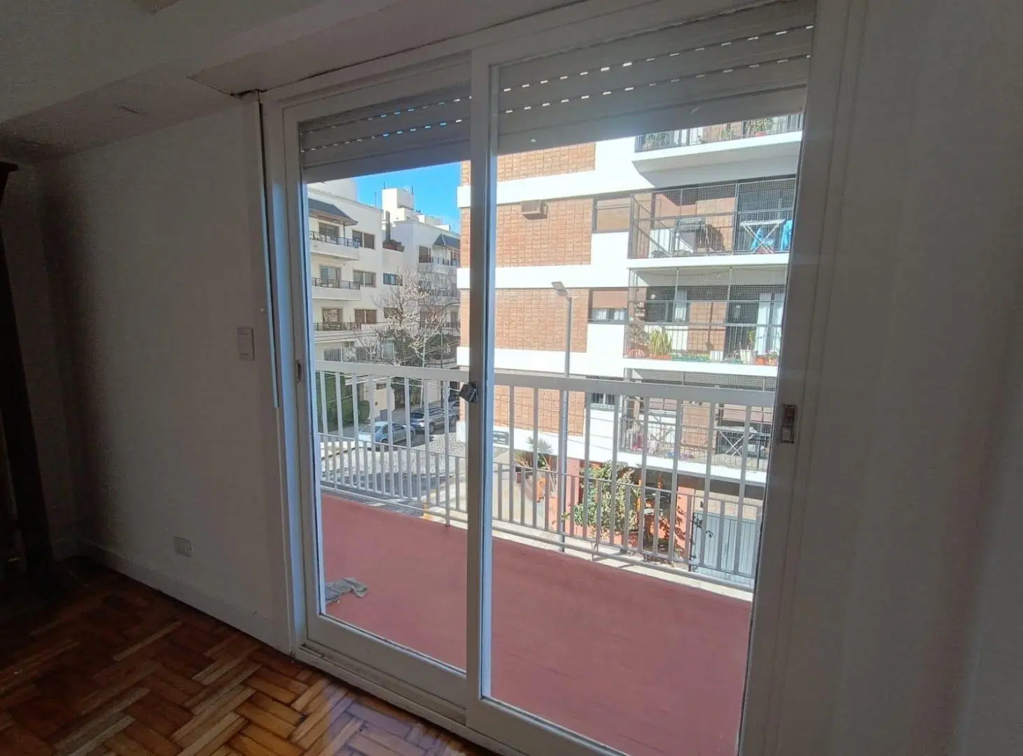 Monoambiente al frente con balcon gde, ideal vivienda o apto profesional. 4