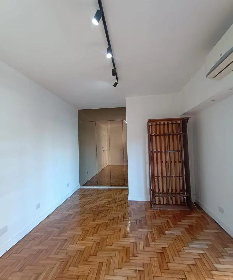 Monoambiente al frente con balcon gde, ideal vivienda o apto profesional. 5