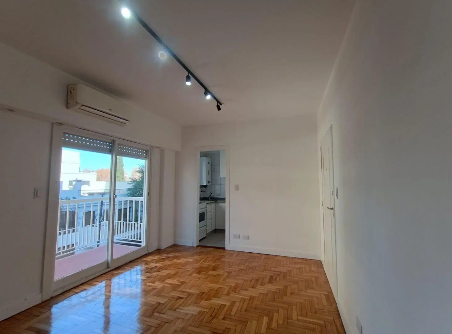 Monoambiente al frente con balcon gde, ideal vivienda o apto profesional. 3