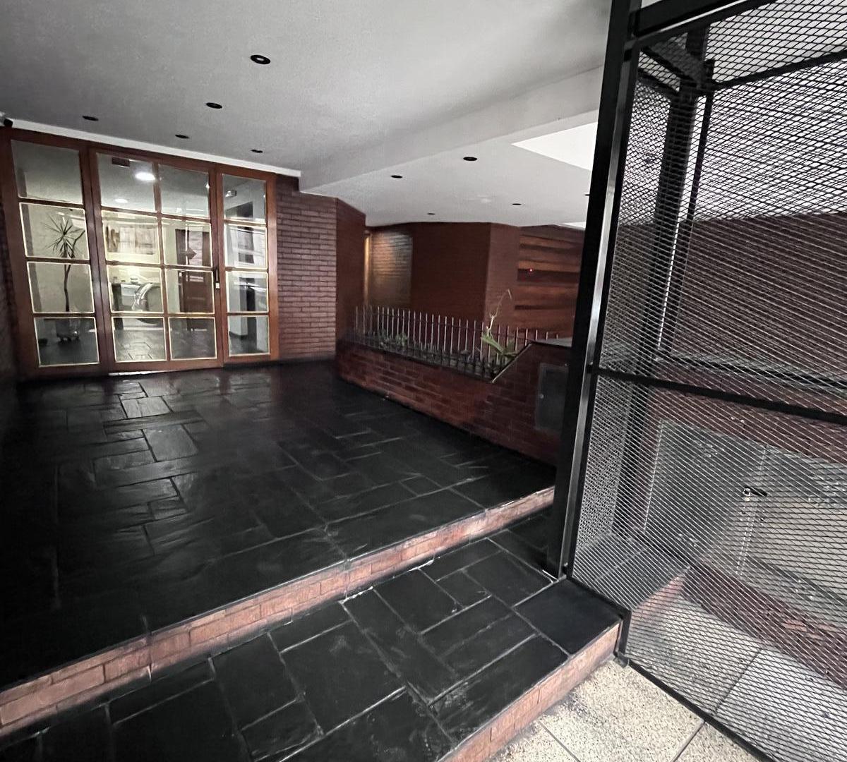 Foto de Departamento en alquiler de dos ambientes con balcon a la calle y patio, imagen 4
