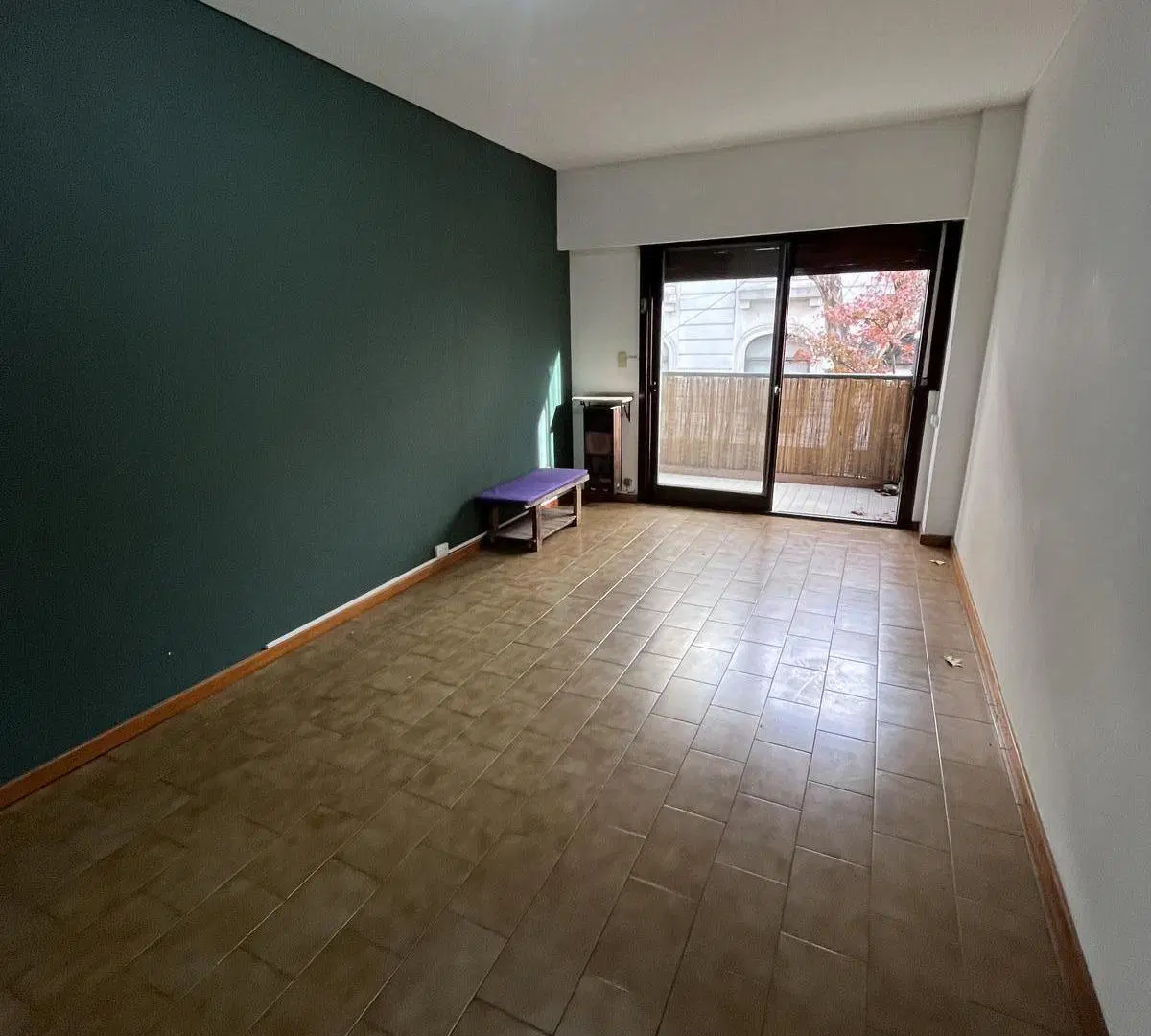 Departamento en alquiler de dos ambientes con balcon a la calle y patio en Flores. 2