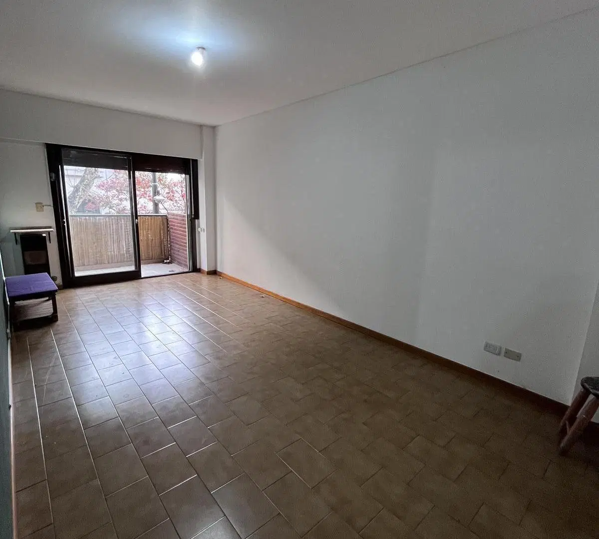 Departamento en alquiler de dos ambientes con balcon a la calle y patio en Flores. 4